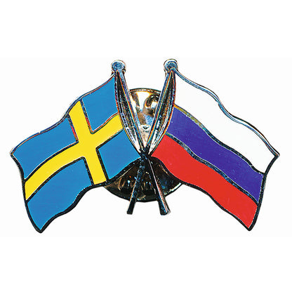 Dubbel pin med korslagda flaggor för Sverige och Ryssland, tillverkad i emalj med hög kvalitet och tydliga färger – en symbolisk och välgjord souvenir.