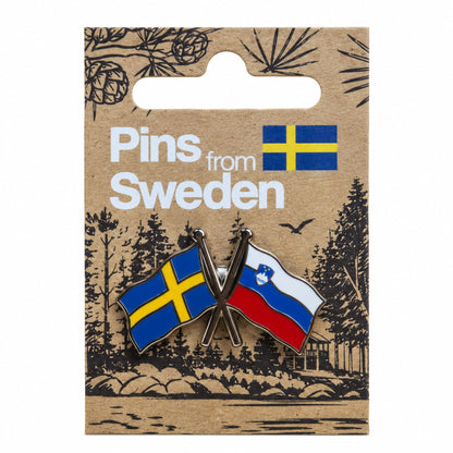 Dubbel pin med svenska och slovenska flaggor på hängetikett med texten ”Pins from Sweden".
