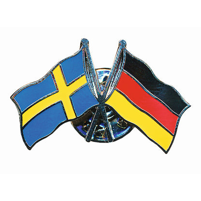 Dubbel pin med korslagda flaggor för Sverige och Tyskland, tillverkad i emalj med hög kvalitet och klara färger – en stilren och symbolisk souvenir.