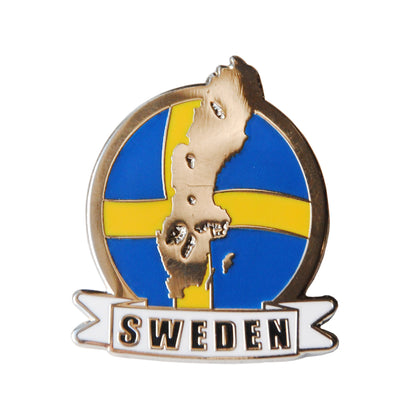 Emaljpin med Sveriges landskarta och svensk flagga i bakgrunden – souvenirpin i hög kvalité med tydliga färger och fina detaljer.
