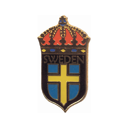 Emaljpin i sköldformat med guldkrona överst, svensk flagga inuti skölden och texten Sweden. En souvenirpin i hög kvalité med klara färger och fina detaljer.