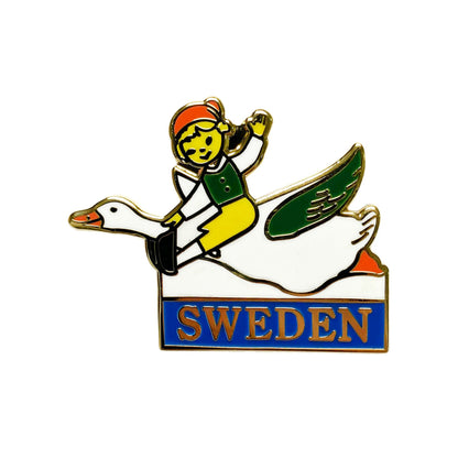 Emaljpin i figurformat med motiv av Nils Holgersson på gås – färgstark souvenirpin med hög detaljkvalité.
