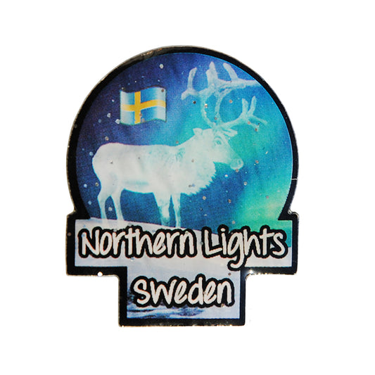 Souvenirpin med motiv av norrsken, ren och glittereffekt – texten Sweden Northern Lights framtill. Tillverkad med screen print och epoxy för klara färger och glansig yta.