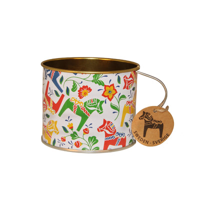 Plåtmugg med motiv av färgglada dalahästar. På muggens handtag sitter en charmig pappersetikett med motiv en dalahäst och texten "Sweden - Sverige".