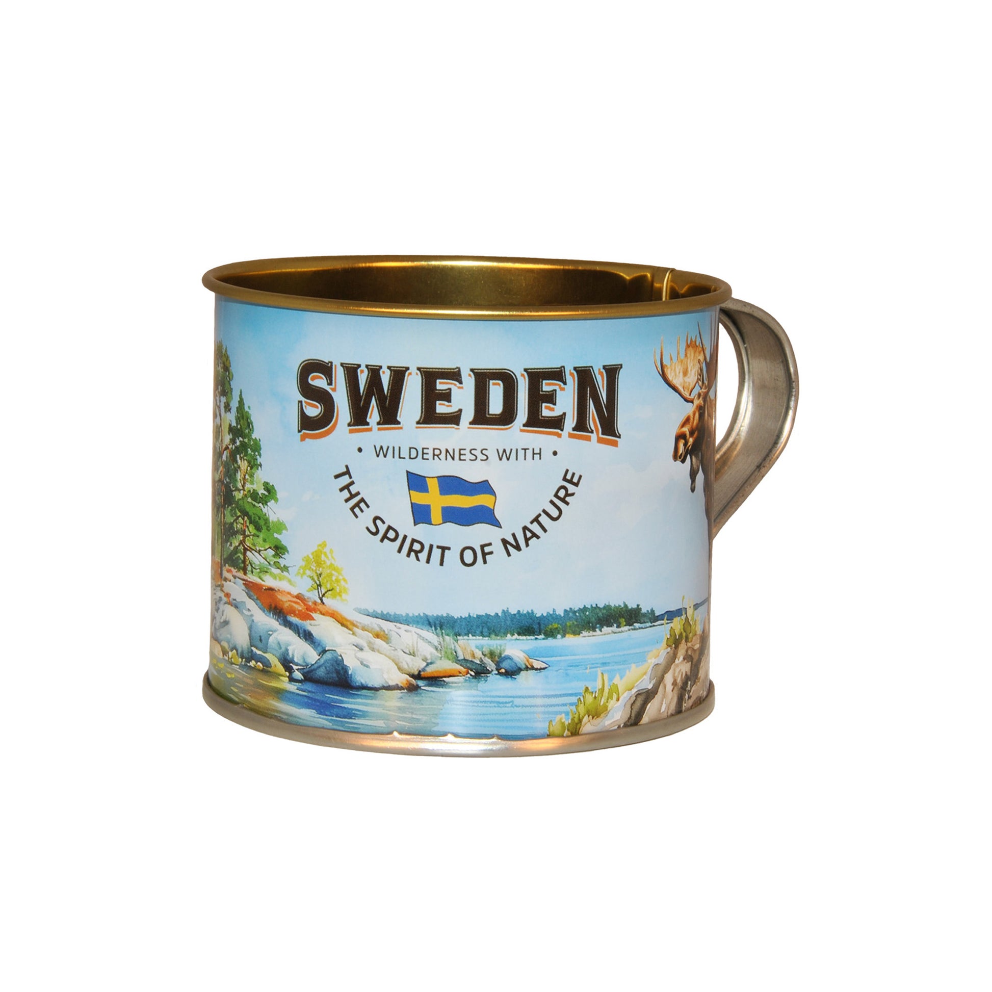 Plåtmugg med motiv av en älg på en liten ö, omgiven av svensk skärgårdsnatur. Muggen pryds dessutom av texten 'SWEDEN Wilderness – with the spirit of nature' och en svensk flagga.