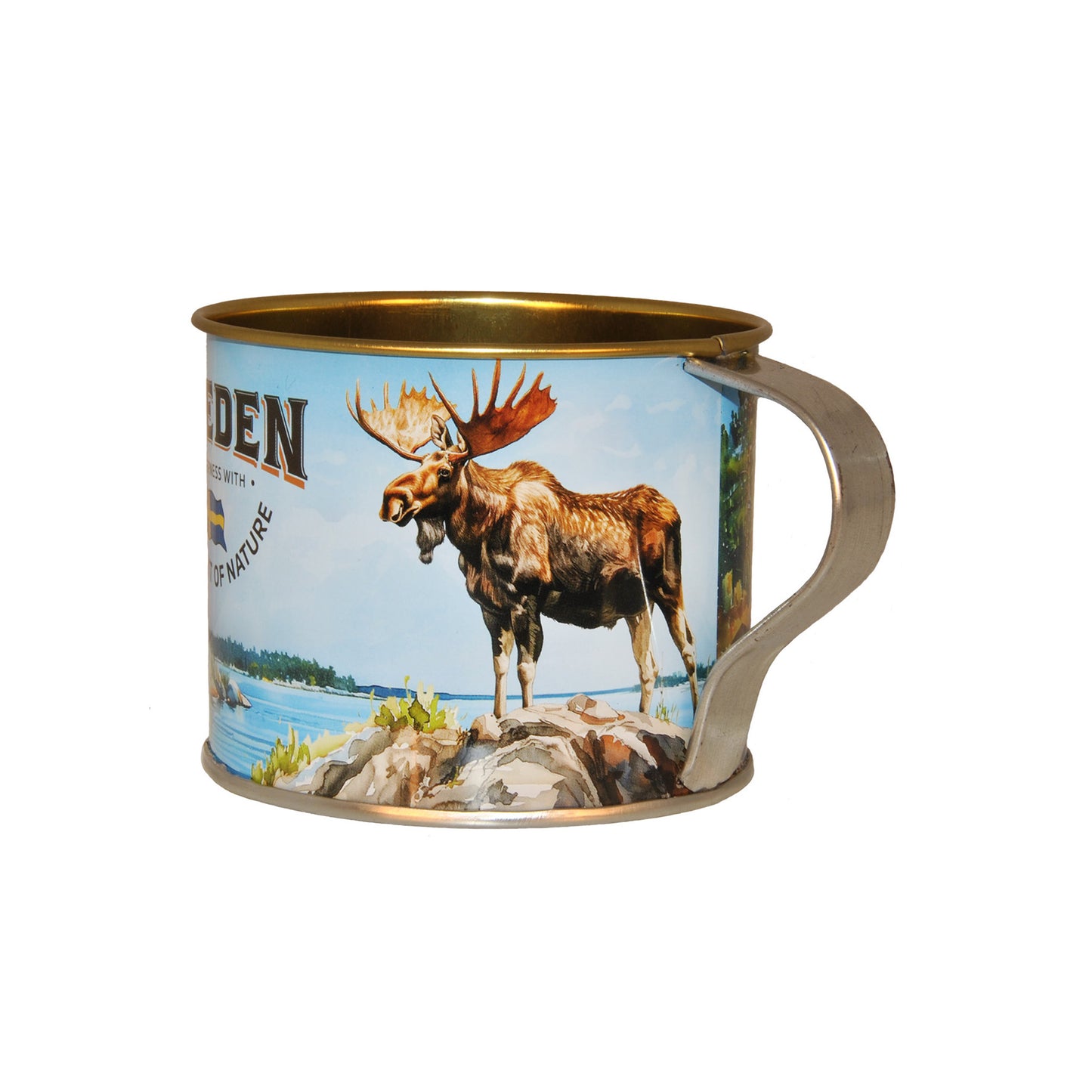Plåtmugg med motiv av en älg på en liten ö, omgiven av svensk skärgårdsnatur. Muggen pryds dessutom av texten 'SWEDEN Wilderness – with the spirit of nature' och en svensk flagga - sedd ur en vinkel med huvudfokus på älgen. 