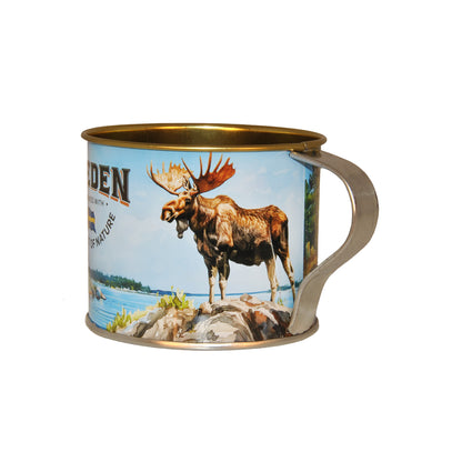 Plåtmugg med motiv av en älg på en liten ö, omgiven av svensk skärgårdsnatur. Muggen pryds dessutom av texten 'SWEDEN Wilderness – with the spirit of nature' och en svensk flagga - sedd ur en vinkel med huvudfokus på älgen. 
