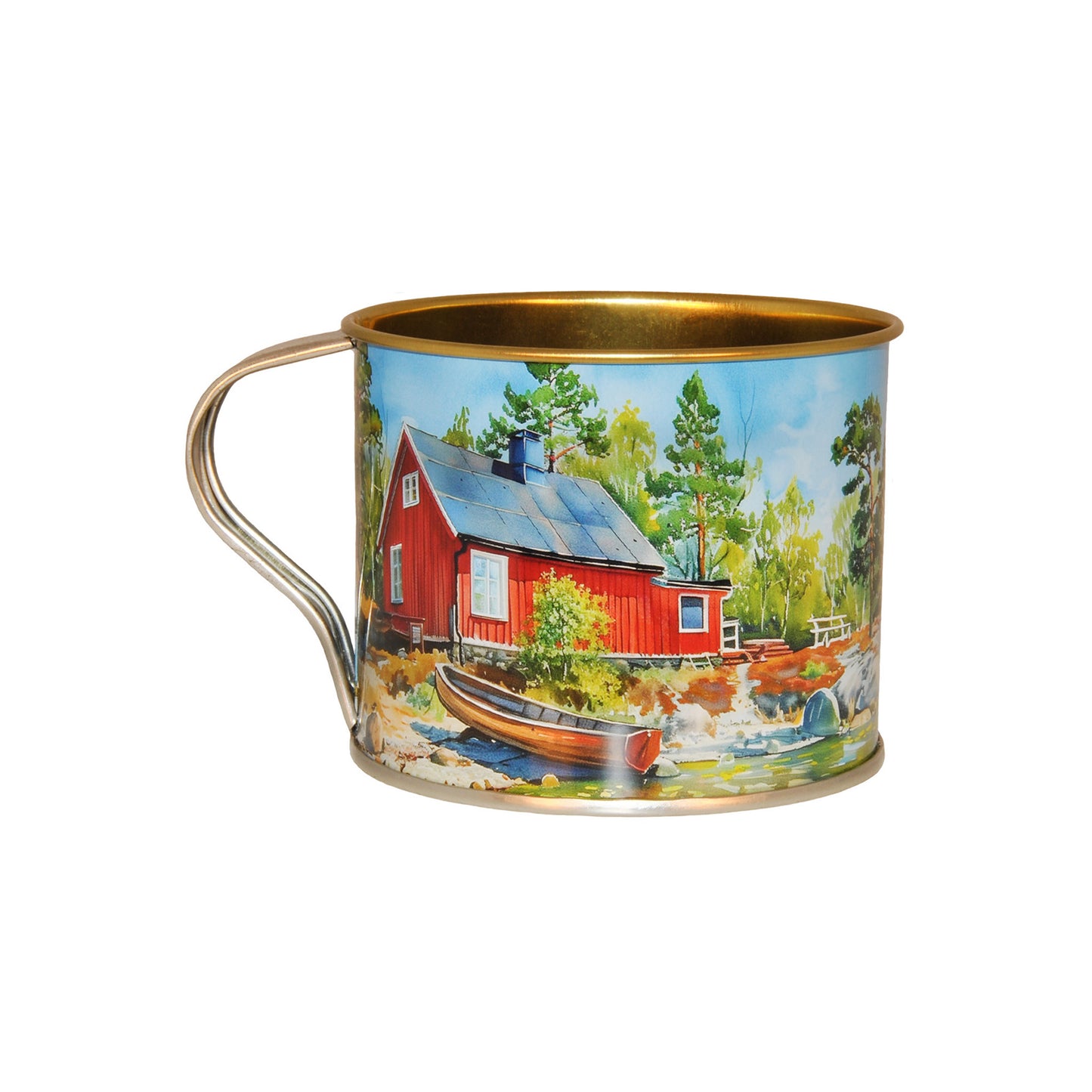 Plåtmugg med motiv av en älg på en liten ö, omgiven av svensk skärgårdsnatur. Muggen pryds dessutom av texten 'SWEDEN Wilderness – with the spirit of nature' och en svensk flagga - sedd ur en vinkel med huvudfokus röd stuga och eka. 