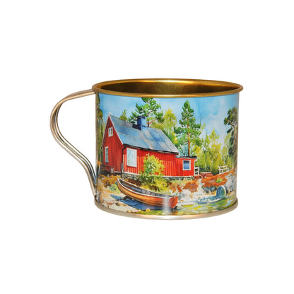 Plåtmugg med motiv av en älg på en liten ö, omgiven av svensk skärgårdsnatur. Muggen pryds dessutom av texten 'SWEDEN Wilderness – with the spirit of nature' och en svensk flagga - sedd ur en vinkel med huvudfokus röd stuga och eka. 