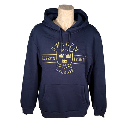 Mörkblå hoodie med ett tidlöst guldfärgat motiv inspirerat av svensk historia.