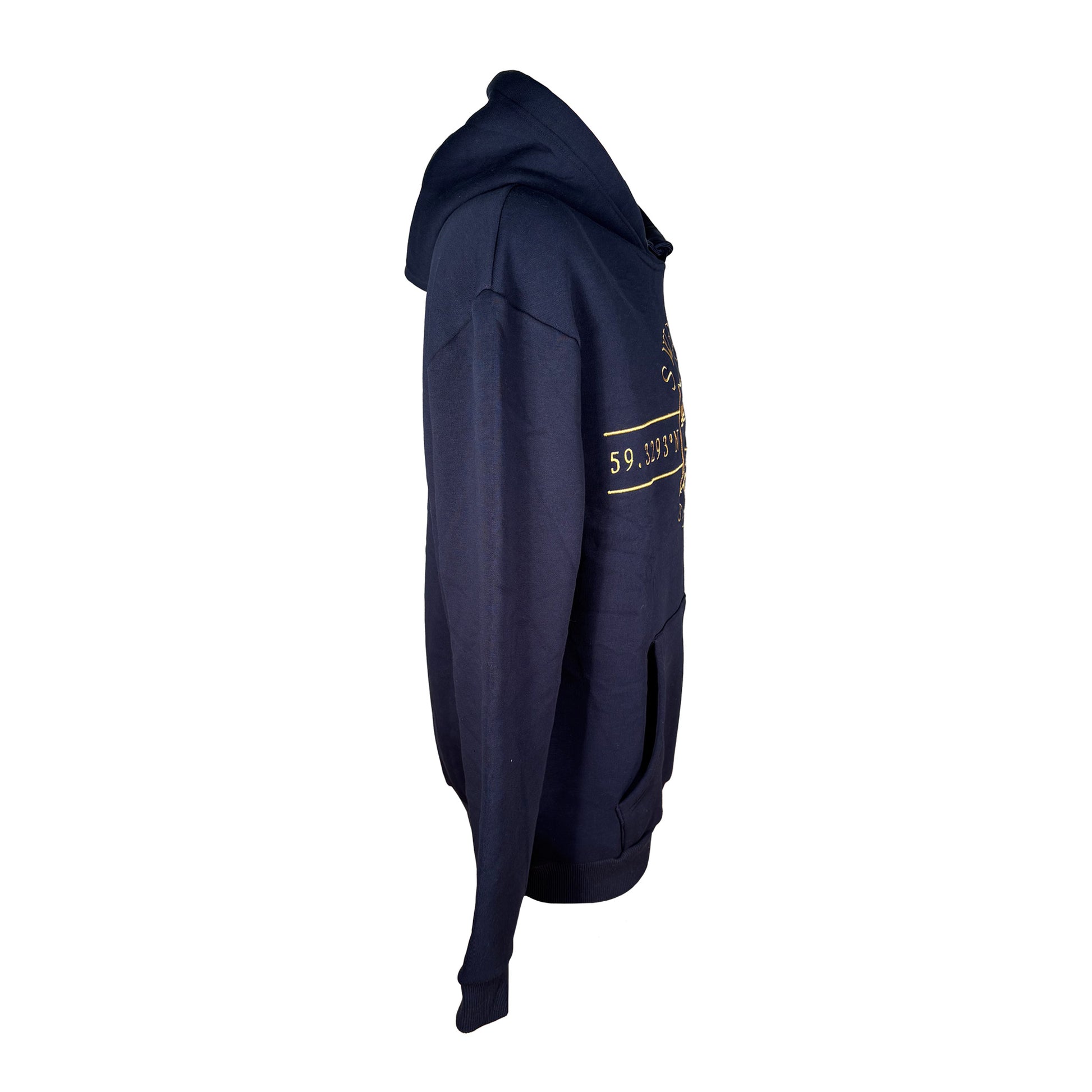 Mörkblå hoodie med ett tidlöst guldfärgat motiv inspirerat av svensk historia - sedd från sidan. 