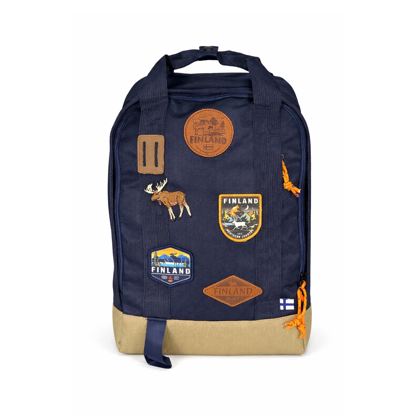Blå ryggsäck med grön botten och oranga snören. Läder och broderade märken med en älg och texten FINLAND. Visas här rakt framifrån.