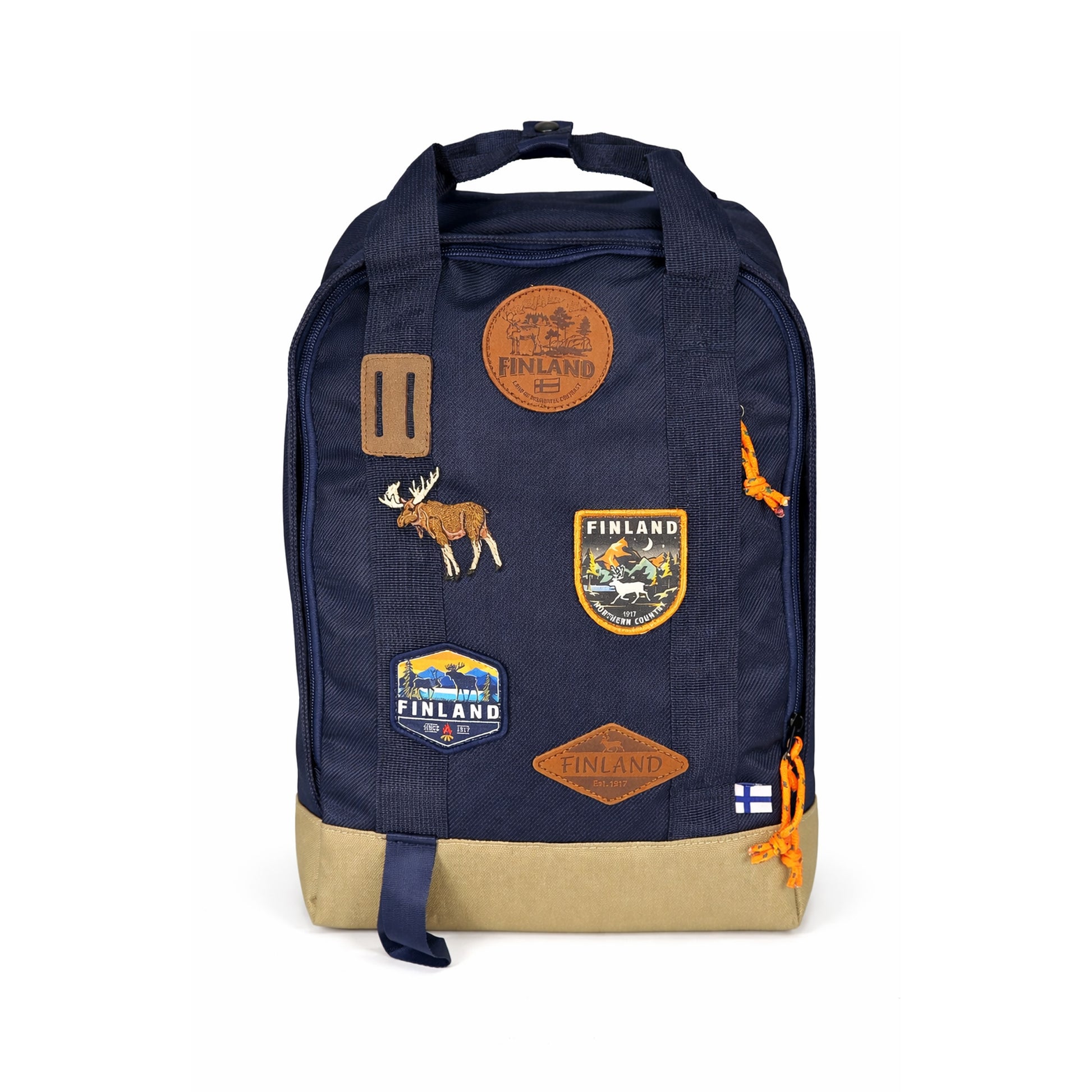 Blå ryggsäck med grön botten och oranga snören. Läder och broderade märken med en älg och texten FINLAND. Visas här rakt framifrån.