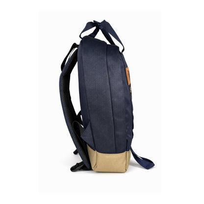 Blå ryggsäck med grön botten och oranga snören. Läder och broderade märken med en älg och texten FINLAND. Visas här från sidan.