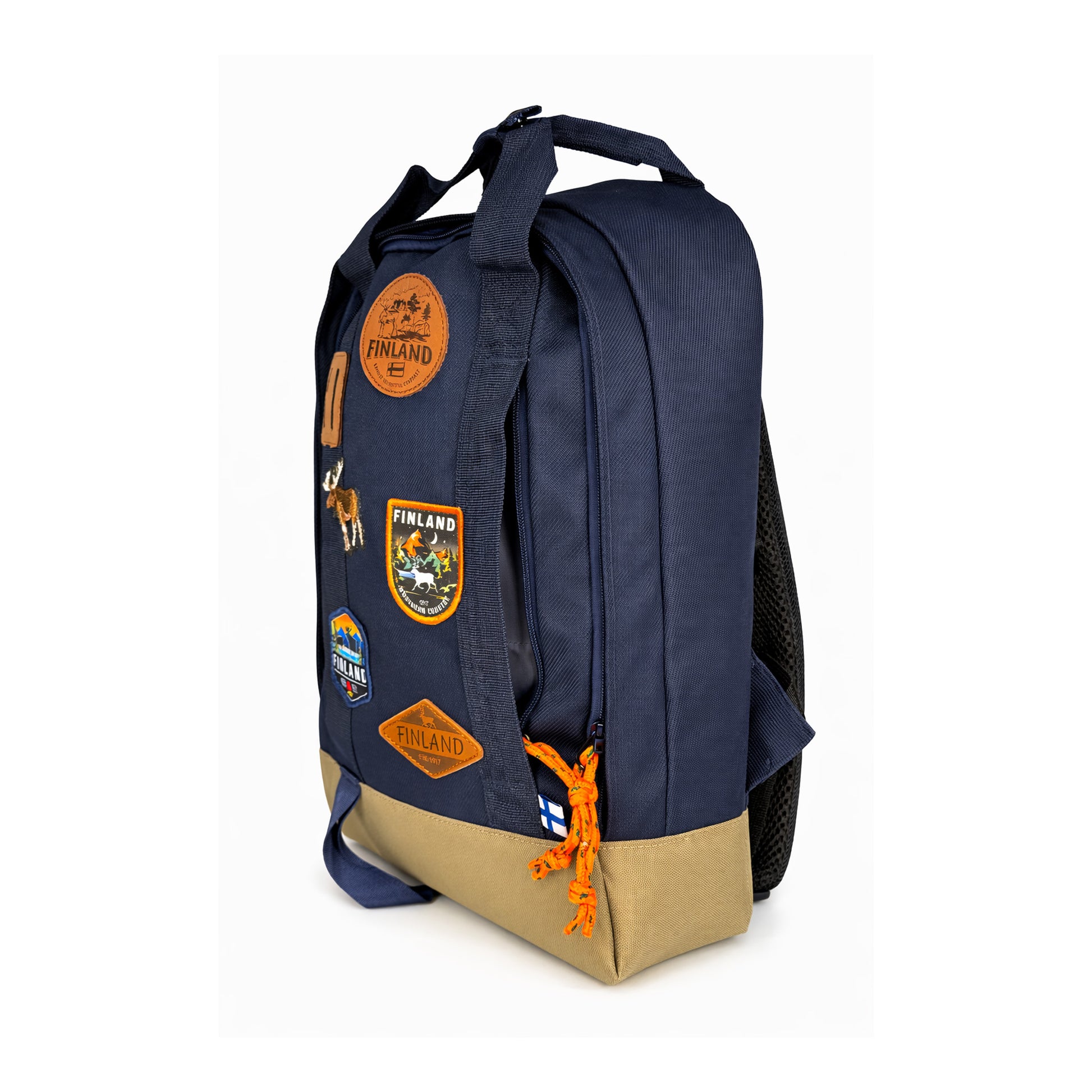 Blå ryggsäck med grön botten och oranga snören. Läder och broderade märken med en älg och texten FINLAND. Visas här snett framifrån med lilla fram facket öppet.