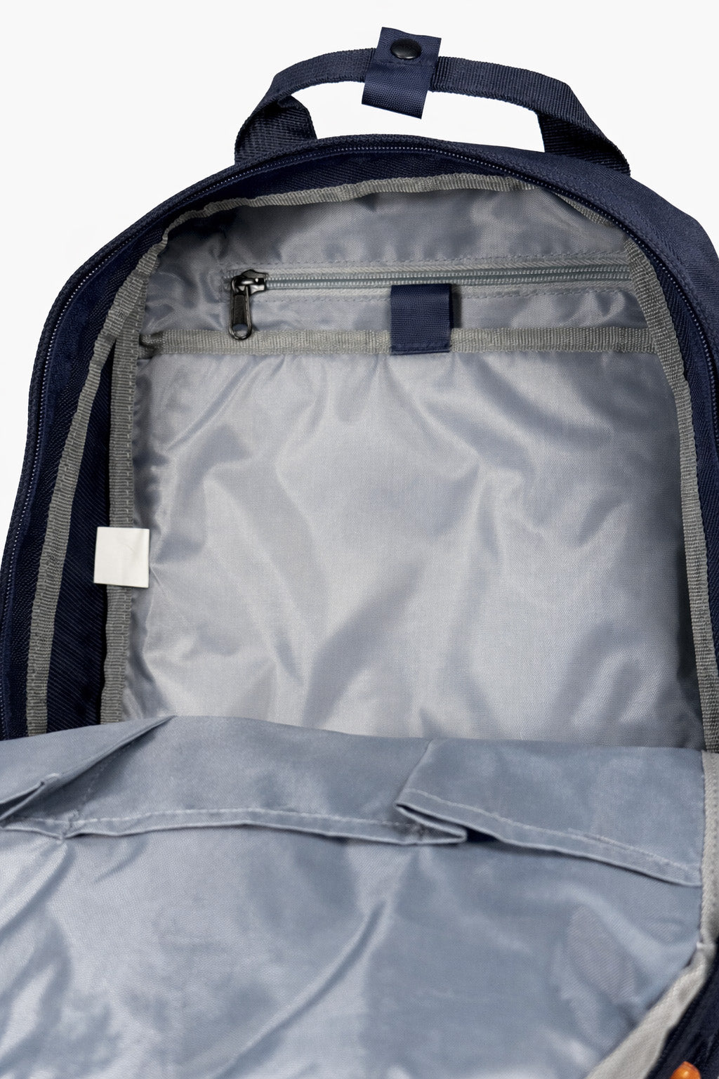 Insidan av blå ryggsäck med 5 olika innerfack. 