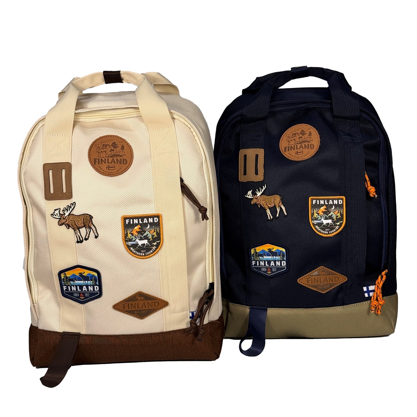 Blå och beige ryggsäck med läder och broderade märken med en älg och texten FINLAND. 