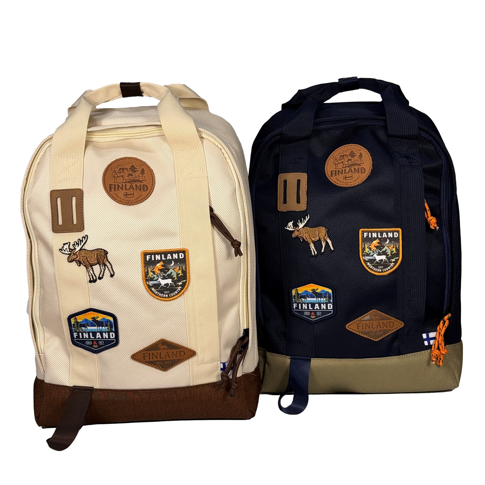 Blå och beige ryggsäck med läder och broderade märken med en älg och texten FINLAND. 