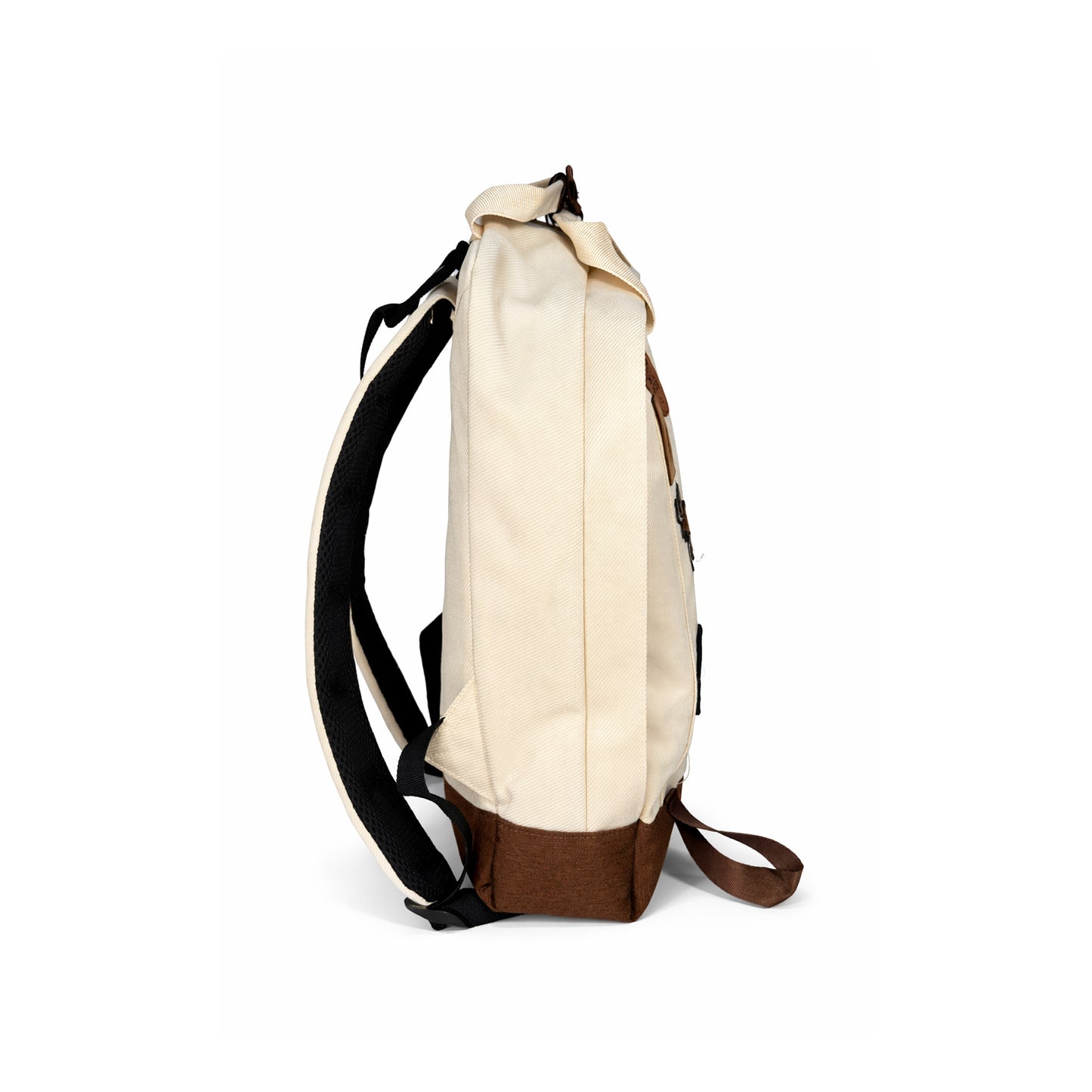 Beige ryggsäck med brun botten och snören. Läder och broderade märken med en älg och texten SWEDEN. Visas här från sidan.