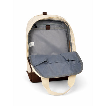 Insidan av beige ryggsäck med 5 olika innerfack. 