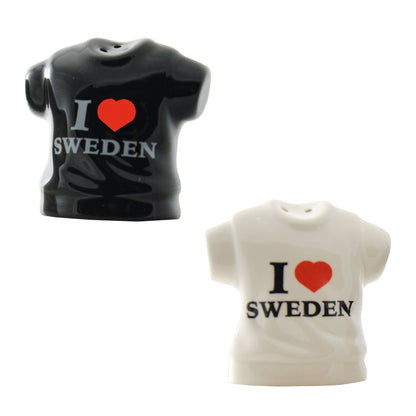 Salt- och pepparset i form av t-shirts, en svart och en vit, med texten 'I Love Sweden', 6 cm.