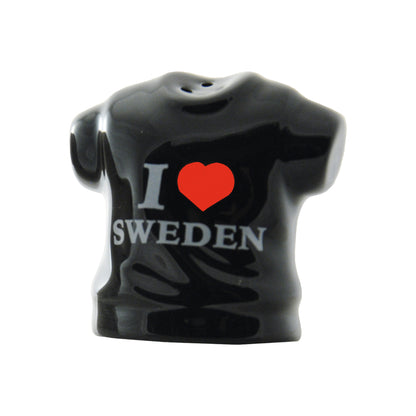 Svart t-shirtformad del av salt- och pepparset med texten 'I Love Sweden', 6 cm.