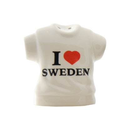 Vit t-shirtformad del av salt- och pepparset med texten 'I Love Sweden', 6 cm.