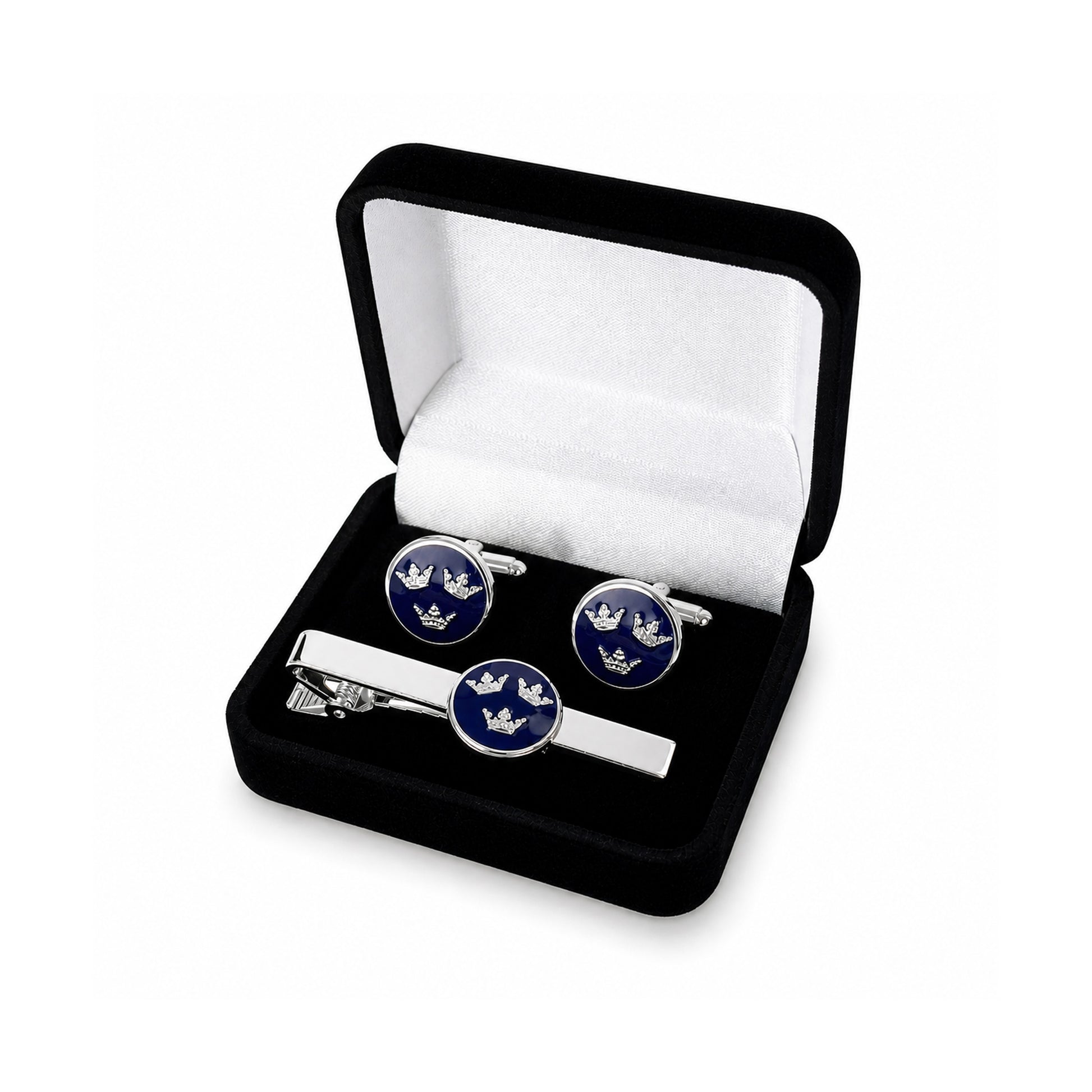 Set med silverfärgad slipsnål och manschettknappar med Tre Kronor, presenterade i en elegant ask.