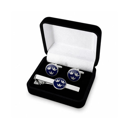 Set med silverfärgad slipsnål och manschettknappar med Tre Kronor, presenterade i en elegant ask.