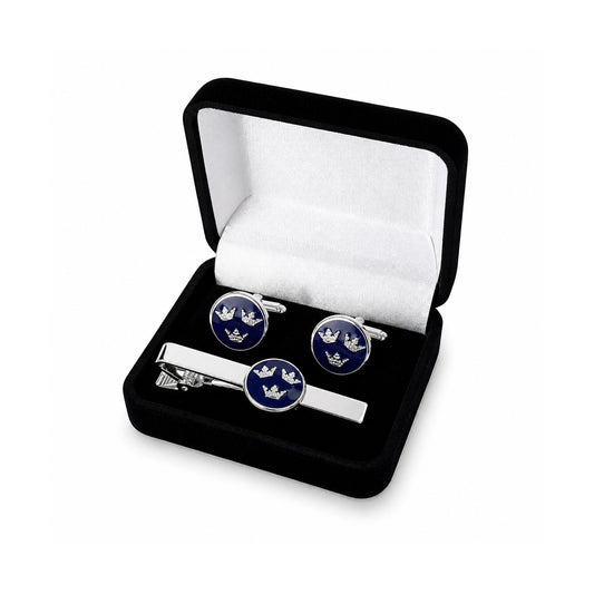 Set med silverfärgad slipsnål och manschettknappar med Tre Kronor, presenterade i en elegant ask.