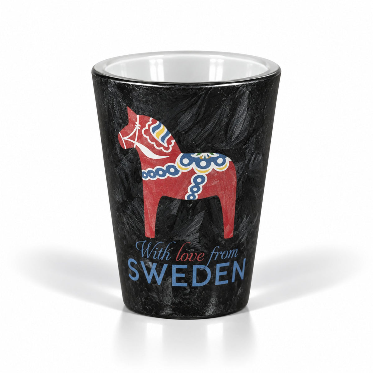 Souvenirshotglas i svart med frostig is-effekt, dekorerat med röd dalahäst och texten 'With love from Sweden' – en stilren souvenir från Sverige.