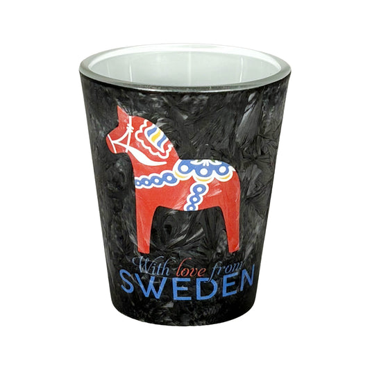 Souvenirshotglas i svart med frostig is-effekt, dekorerat med röd dalahäst och texten 'With love from Sweden' – en stilren souvenir från Sverige.