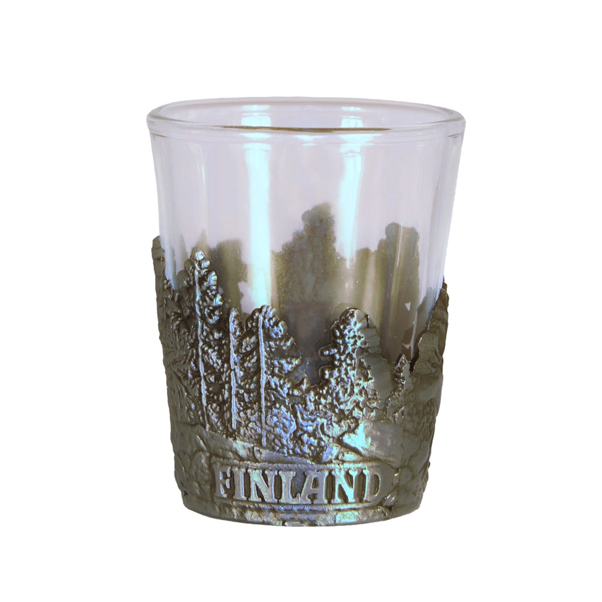 Shotsglas i glas med ett omslag i tennfärgad metall med skogsmotiv och texten Finland.