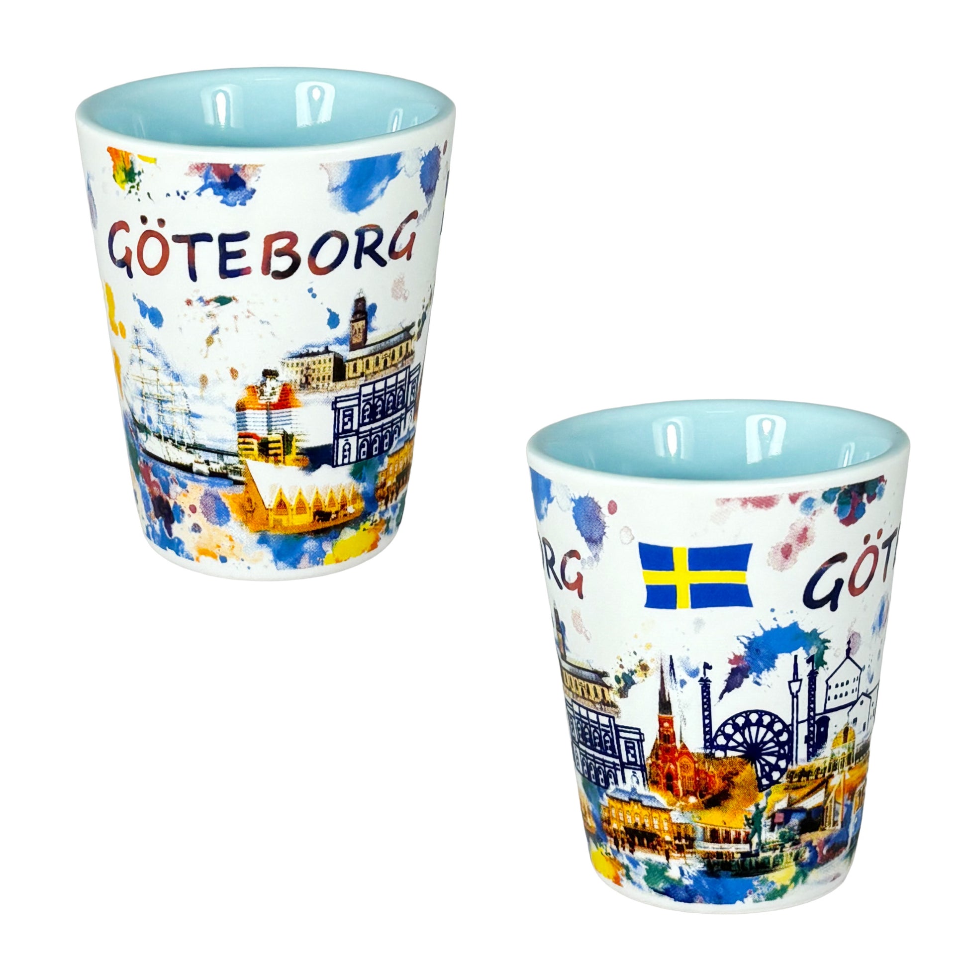 Shotglas med ljusblå insida, visat från två vinklar för att visa hela det färgstarka Göteborgsmotivet.