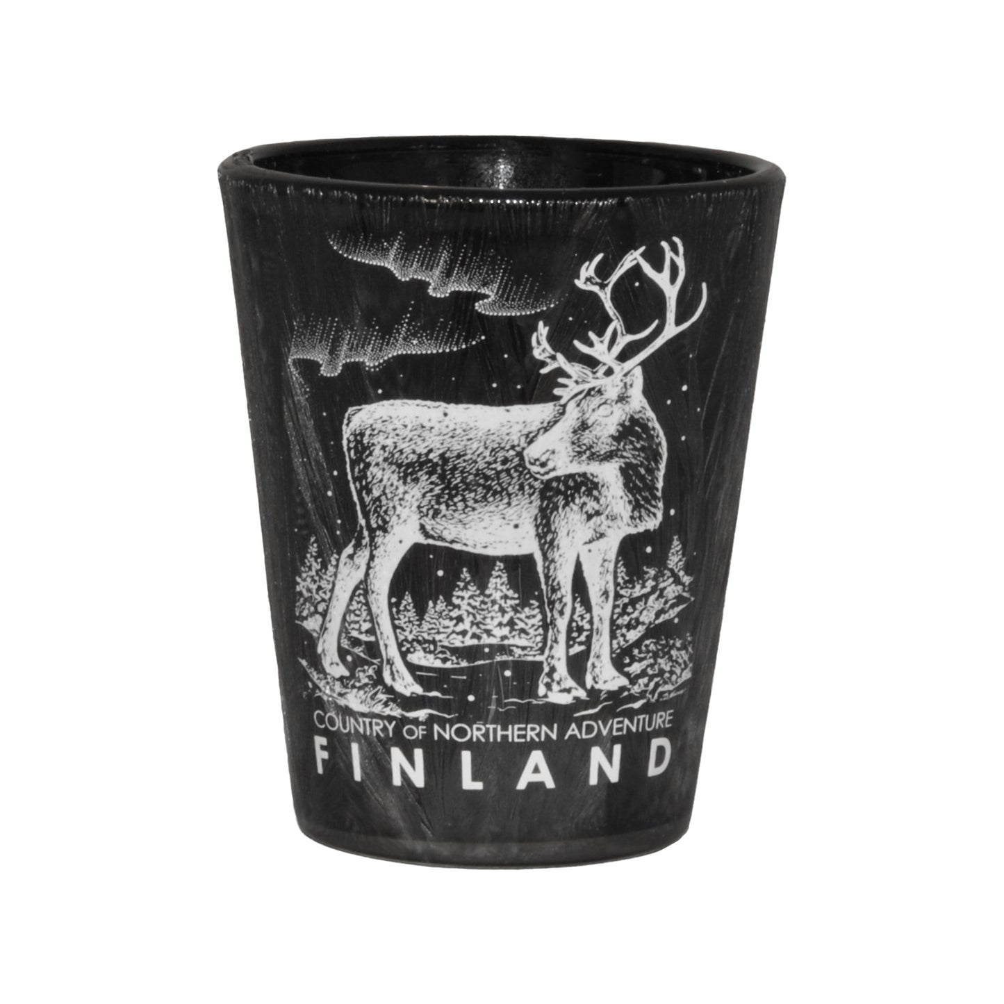 Svart shotglas med en isliknande yta och motiv av en ren samt texten "Finland – Country of northern adventure".