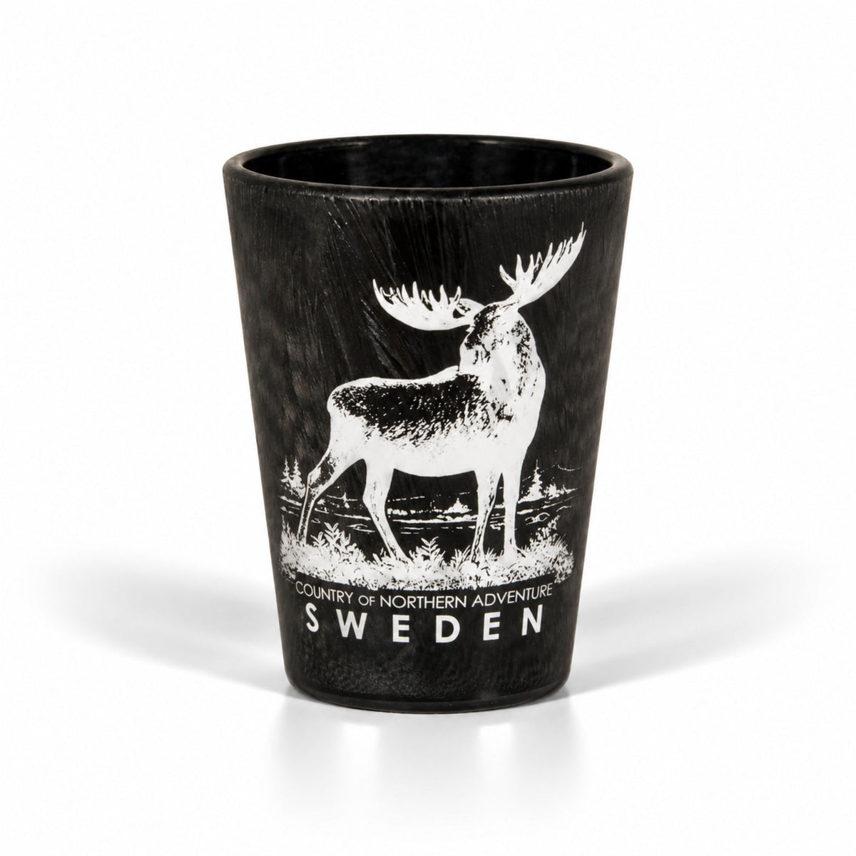 Svart shotglas designat för att ge en illusion av att vara täckt av is, vilket skapar en frostig och fräsch känsla. Glaset pryds med ett stiliserat älgmotiv och texten "Sweden".