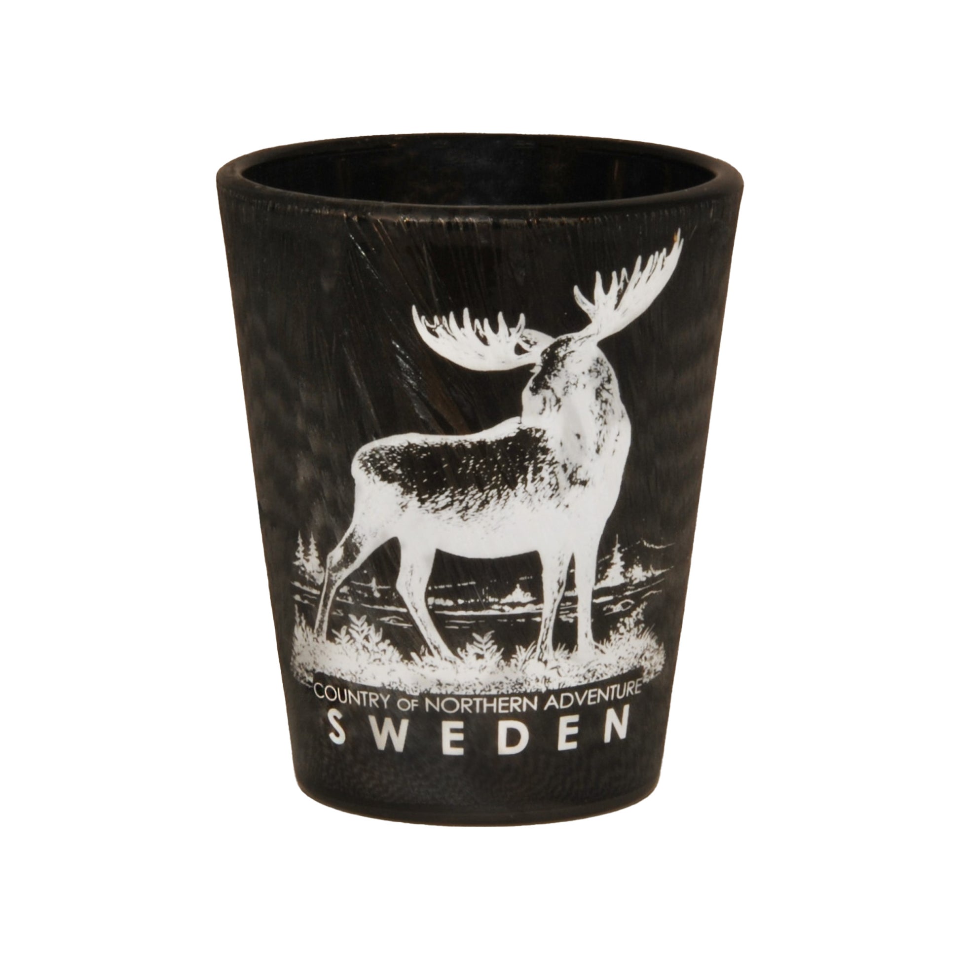 Svart shotglas designat för att ge en illusion av att vara täckt av is, vilket skapar en frostig och fräsch känsla. Glaset pryds med ett stiliserat älgmotiv och texten "Sweden".