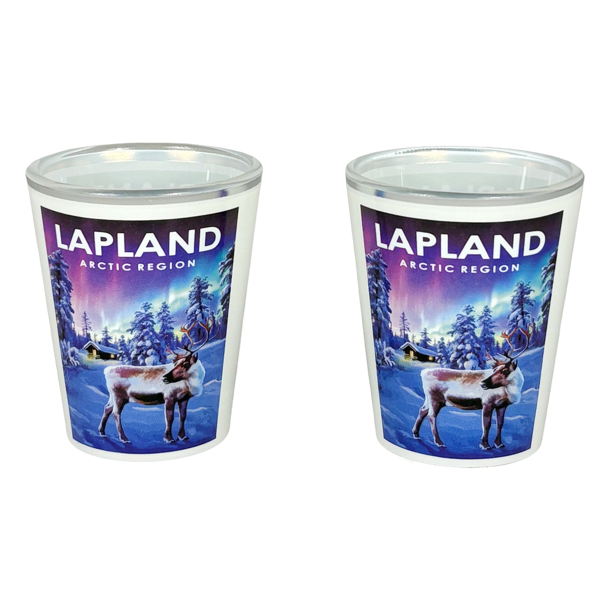  Två shotglas med motiv av en ren i vinterlandskap och texten "Lapland Arctic Region".