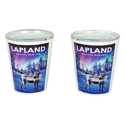  Två shotglas med motiv av en ren i vinterlandskap och texten "Lapland Arctic Region".