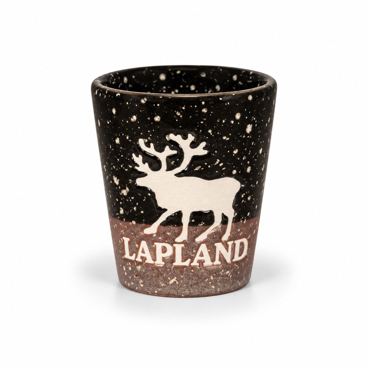Svart och lila shotglas i keramik med motiv av en ren och texten "LAPLAND".