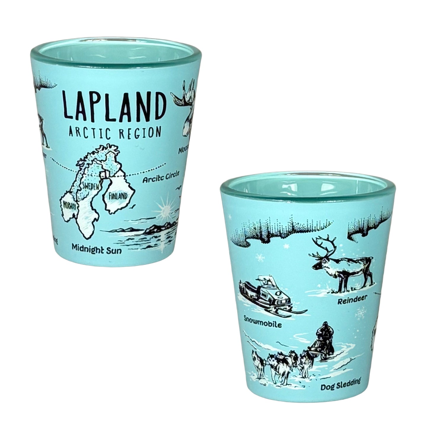 Ljusblått shotglas med svartvita illustrationer av renar och norrsken, samt en karta över Sverige, Norge och Danmark med markerad Arctic Circle på ena sidan.
