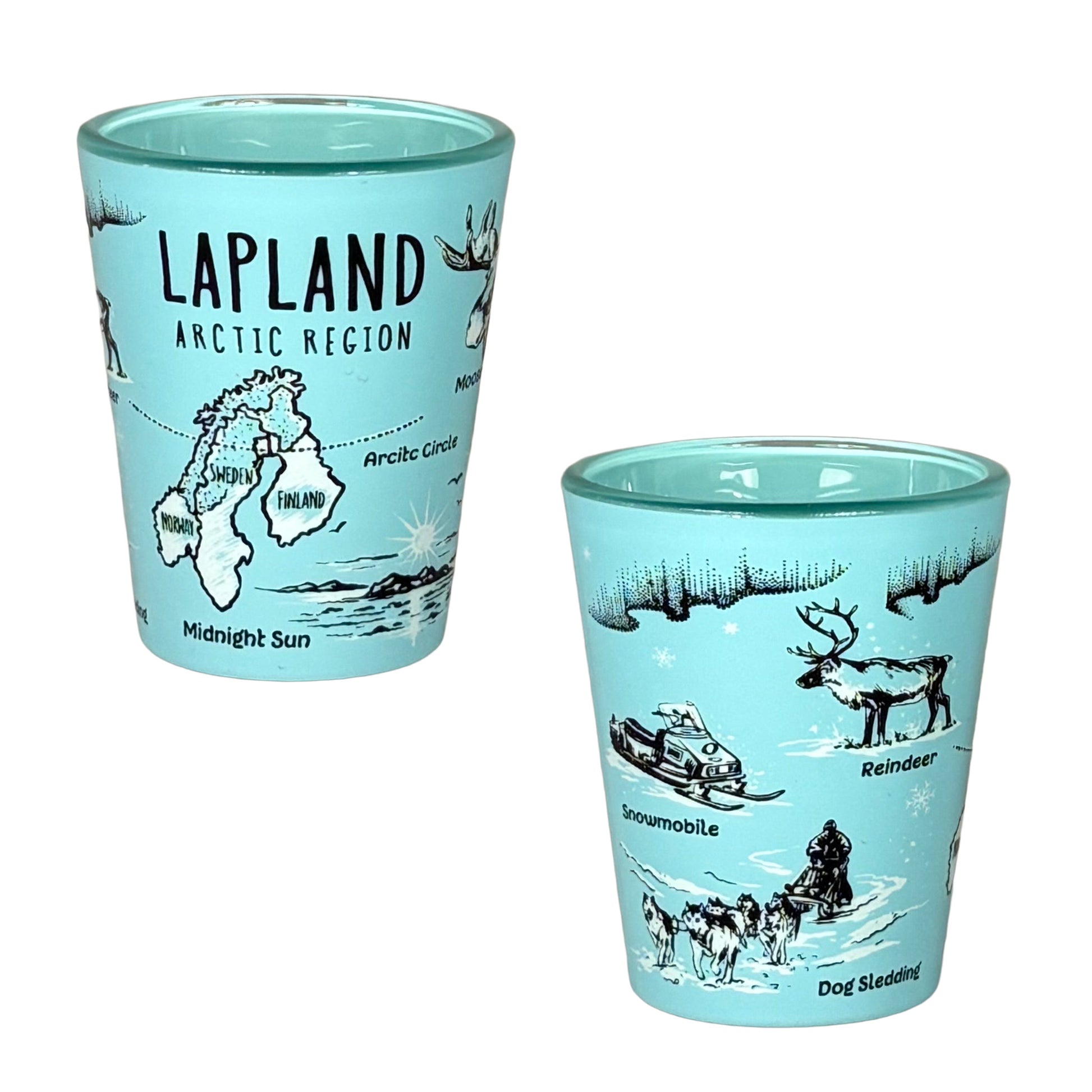 Ljusblått shotglas med svartvita illustrationer av renar och norrsken, samt en karta över Sverige, Norge och Danmark med markerad Arctic Circle på ena sidan.