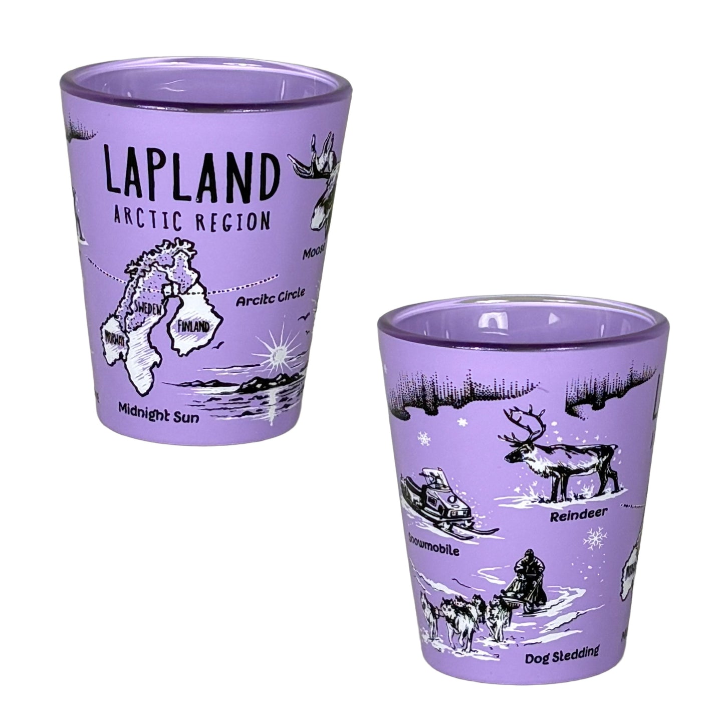 Lila shotglas med svartvita Lappland-motiv, inklusive fjäll och norrsken, samt karta över Norden med Arctic Circle markerad på ena sidan.