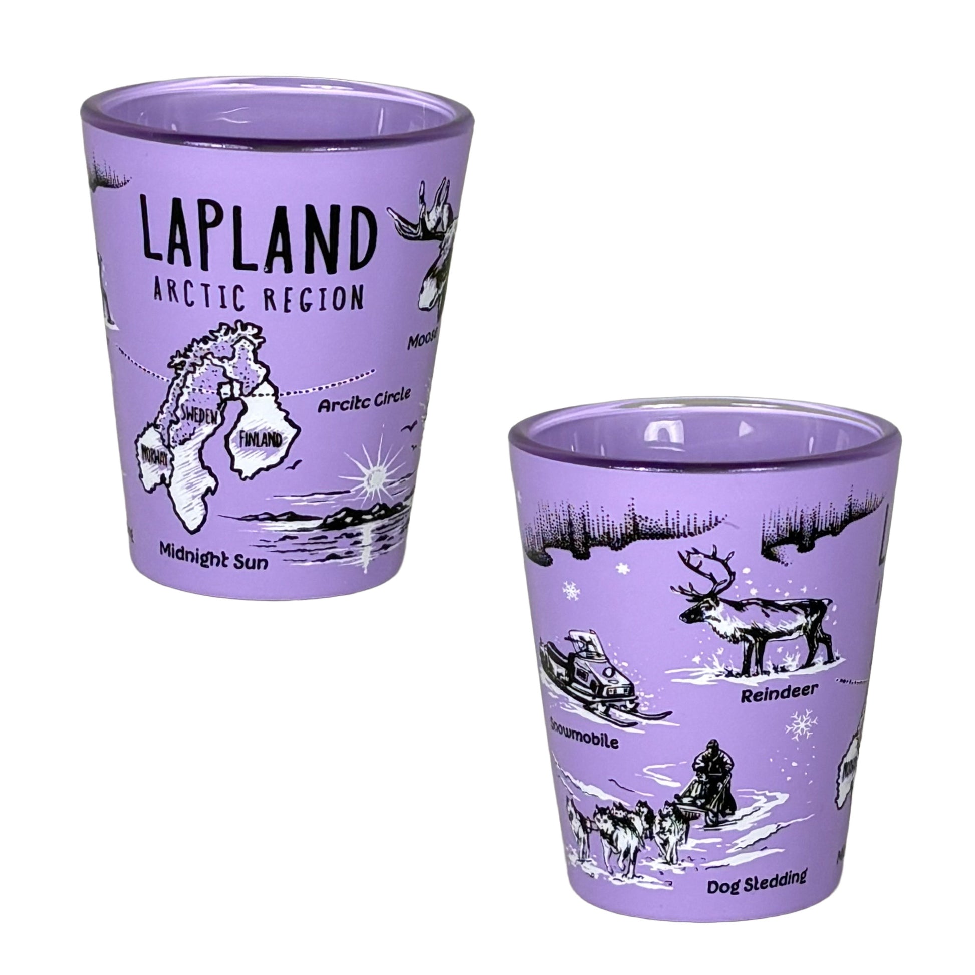 Lila shotglas med svartvita Lappland-motiv, inklusive fjäll och norrsken, samt karta över Norden med Arctic Circle markerad på ena sidan.