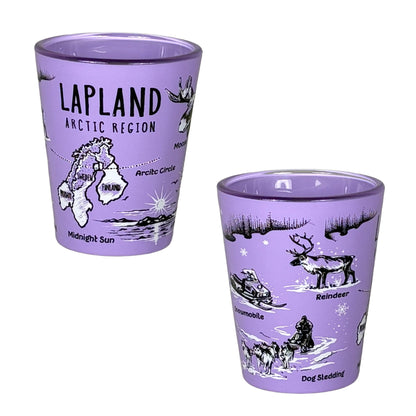 Lila shotglas med svartvita Lappland-motiv, inklusive fjäll och norrsken, samt karta över Norden med Arctic Circle markerad på ena sidan.