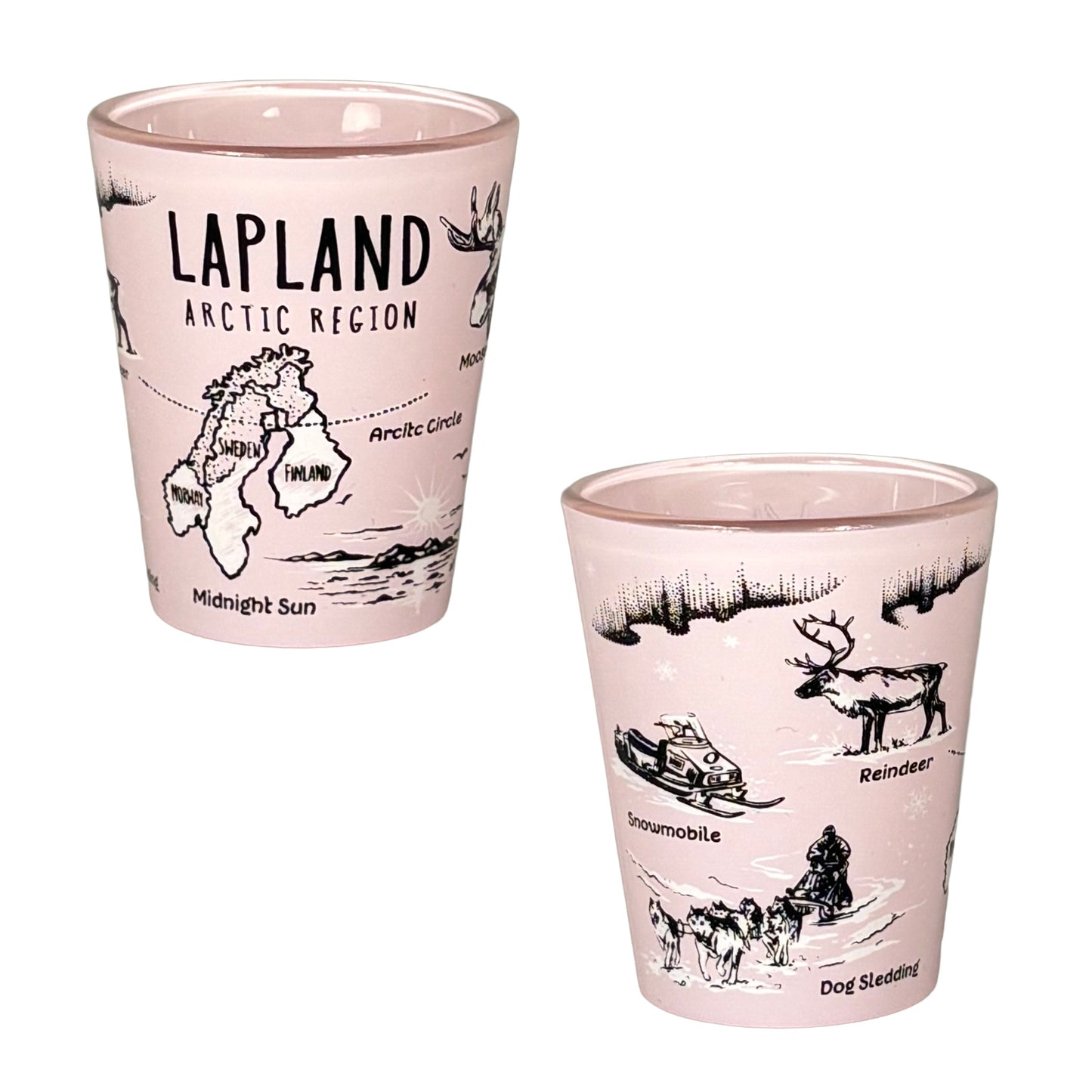 Rosa shotglas med svartvita illustrationer av renar och fjäll, och en karta över Sverige, Norge och Danmark med markerad Arctic Circle på ena sidan.