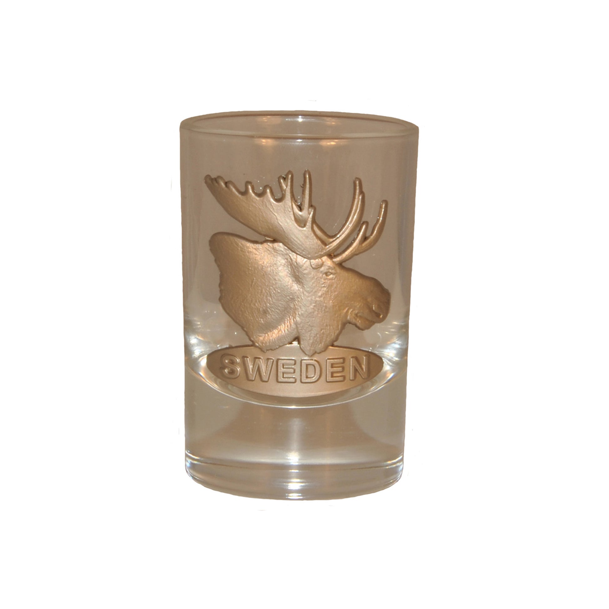 Stilrent shotglas prytt med ett metallmärke i form av en älg och texten "Sweden".