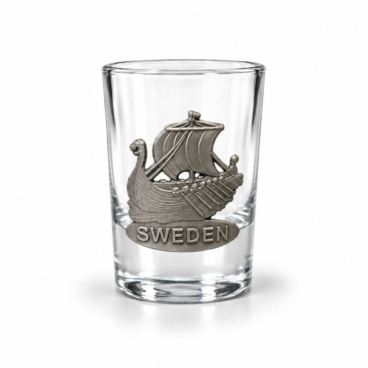 Shotglas med metallmärke föreställande ett vikingskepp och texten "Sweden".