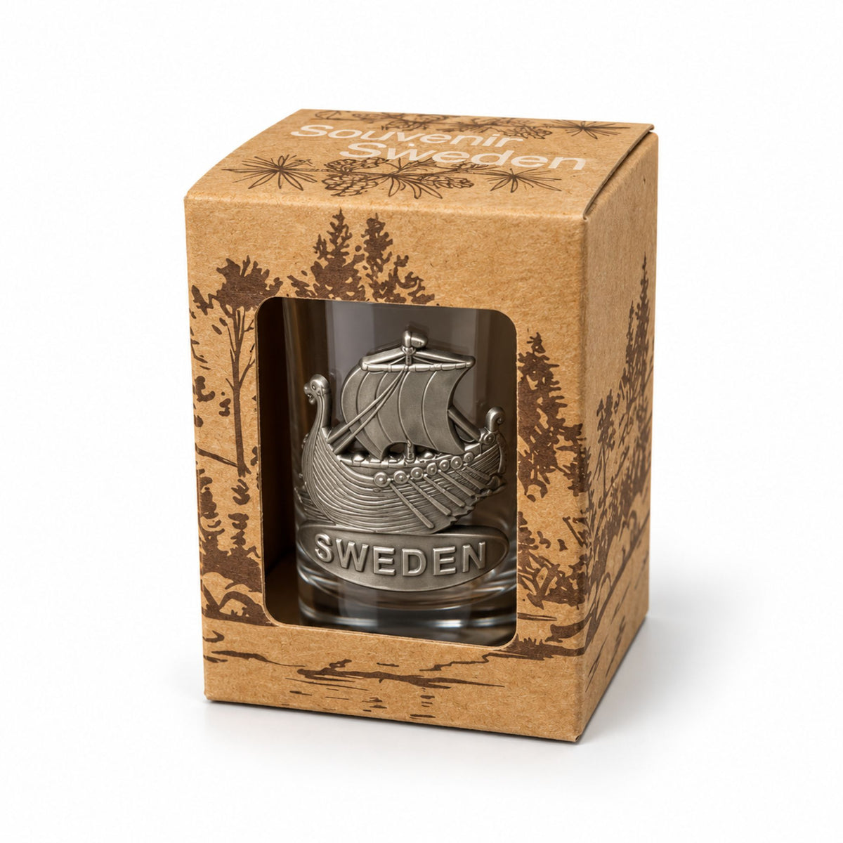 Shotglas med metallmärke föreställande ett vikingskepp och texten "Sweden" i sin förpackning sett snett framifrån.
