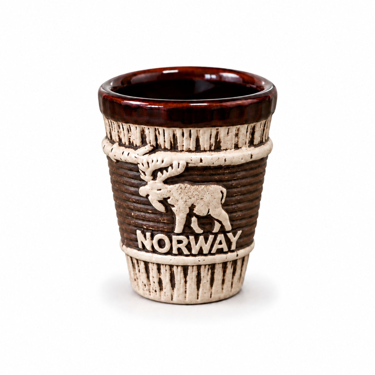 Souvenir shotglas med träinspirerad design, älgmotiv och texten “Norway”, vy framifrån.